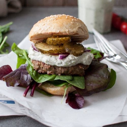 Hamburger med blåmuggdressing