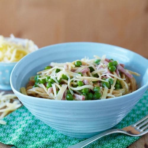 Kremet spaghetti med skinke og erter