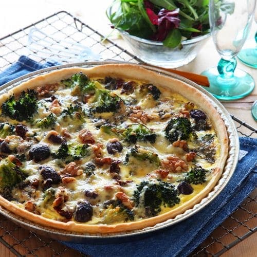 Brokkolipai med blåmuggost og nøtter