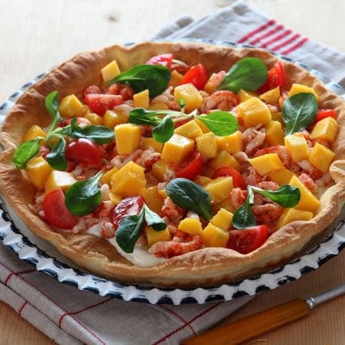 Fargerik pai med krepsehaler og mango