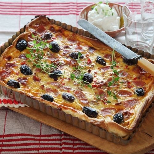 Pai med bacon og soltørkede tomater