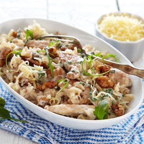 Pasta med kylling, nøtter og ruccola