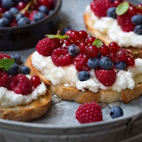 Bruschetta med ricotta og bær