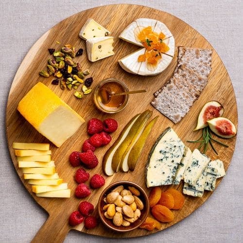 Ostefat med frukt, bær og nøtter