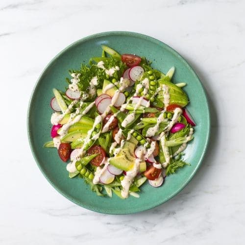 Salat med yoghurt- og srirachadressing