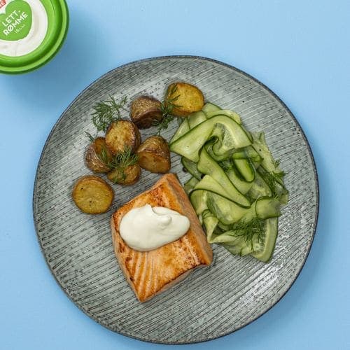 Laks med agurksalat og rømme