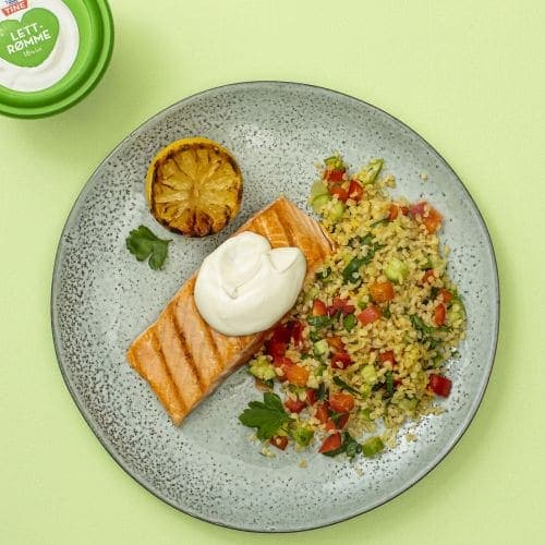 Laks med bulgursalat og rømme