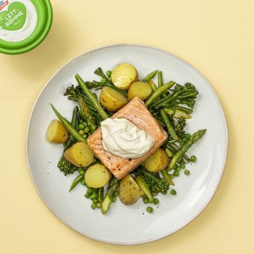 Ovnsstekt laks med grønne grønnsaker