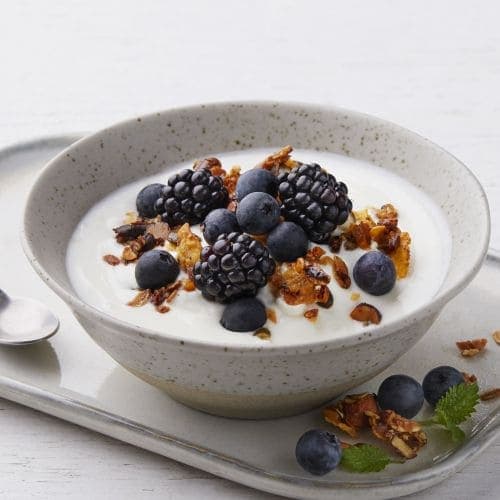 Yoghurt naturell med hjemmelaget brunostmüsli