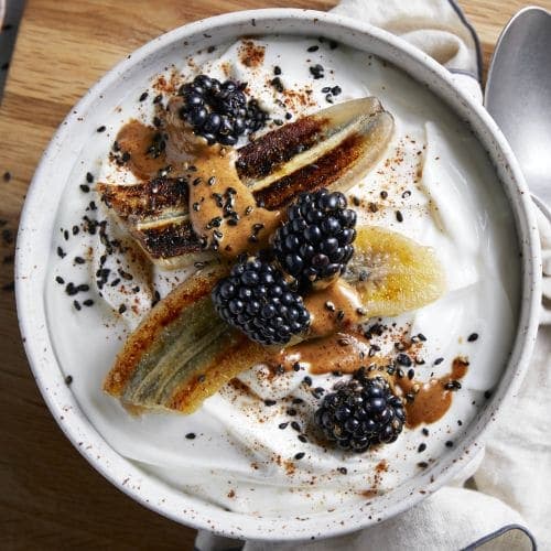 Proteinkos med gresk type yoghurt, stekt banan, bjørnebær og peanøttsmør