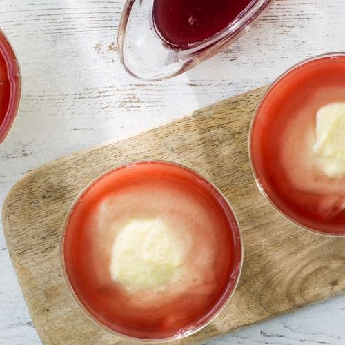 Semulepudding med rød saus