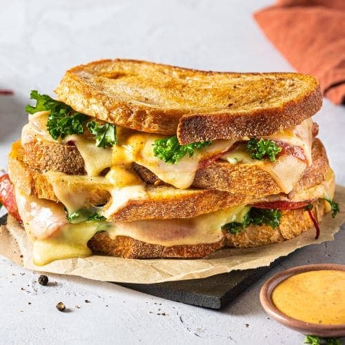 Toast med Jarlsberg®, salami og grønnkål