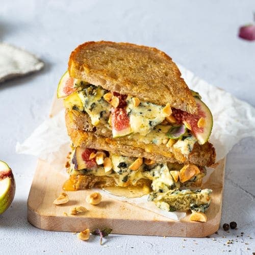Selbu Blå-toast med fiken, nøtter og honning
