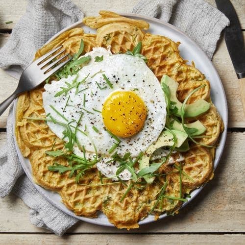 Søtpotetvafler med speilegg og avokado
