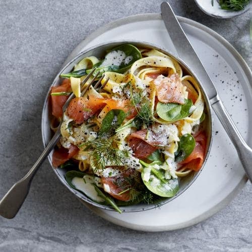Kremet pasta med geitemelk, snøfrisk og røkt laks