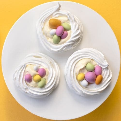 Pavlova med påskeegg