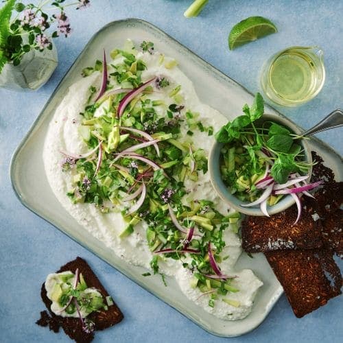 Pisket cottage cheese med grønn topping