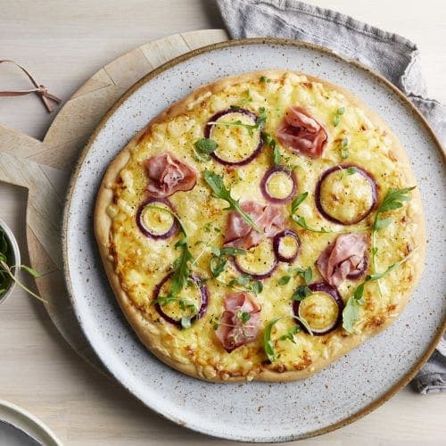 Hvit pizza med skinke og rødløk