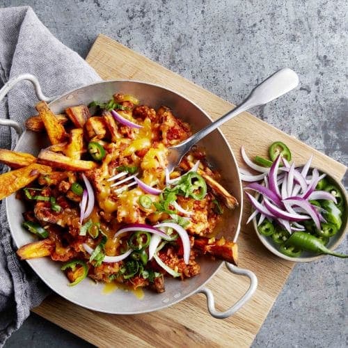 Søtpotetfries med chilikjøttsaus og cheddar