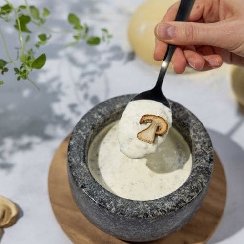 Hvit pizzasaus med steinsopp