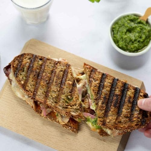 Toast med kylling, bacon og persillepesto