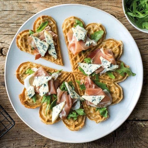 Grove vafler med Selbu Blå og spekeskinke