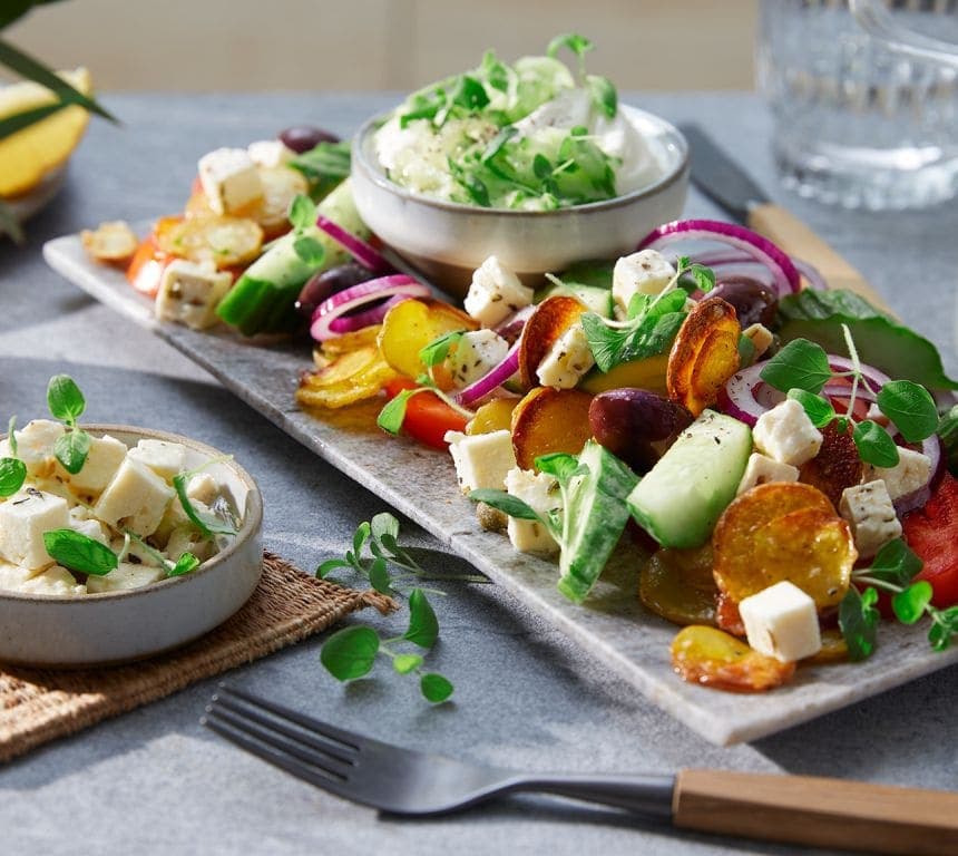 Gresk salat med ost, poteter og yoghurtdressing