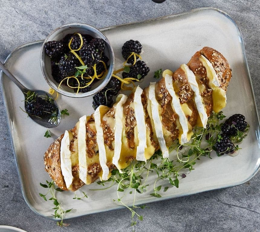 Bakt brie i hvitløksbrød