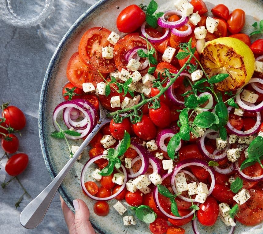 Tomatsalat med rødløk og ost