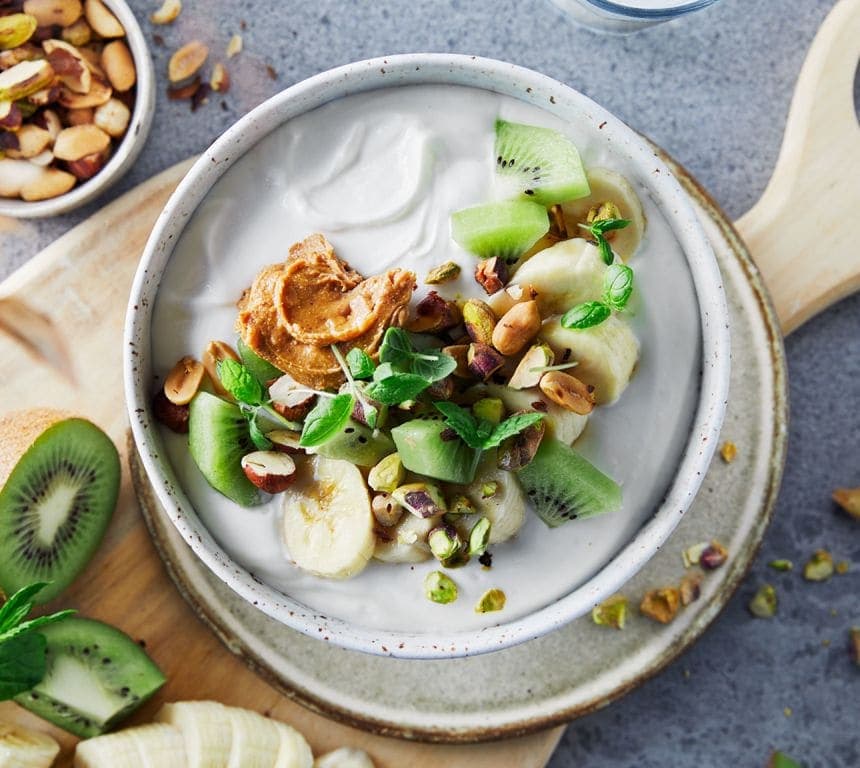 Yoghurt med frukt og peanøttsmør