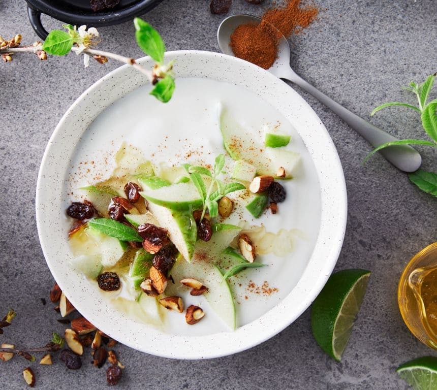 Yoghurt med eple og ristede mandler
