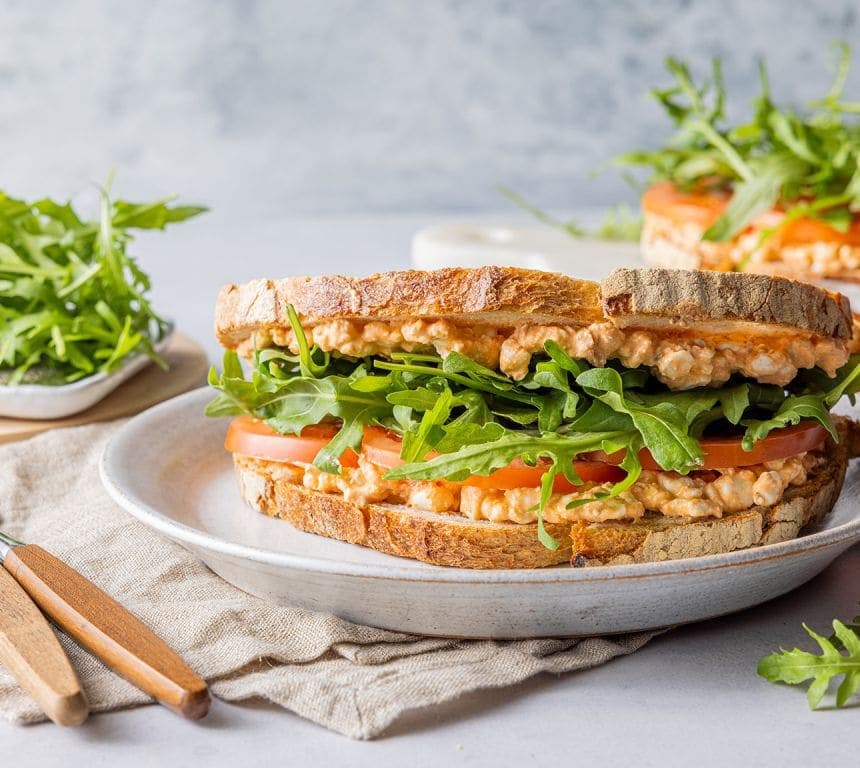 Sandwich med cottage cheese og rød pesto