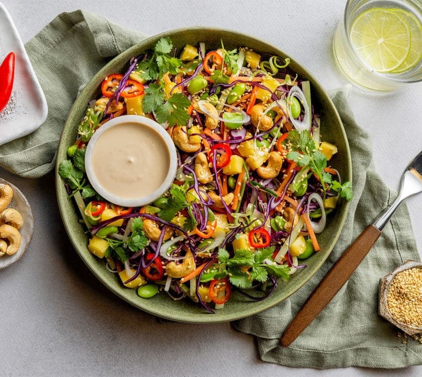 Asiatisk salat med mango, nudler og kesamdressing