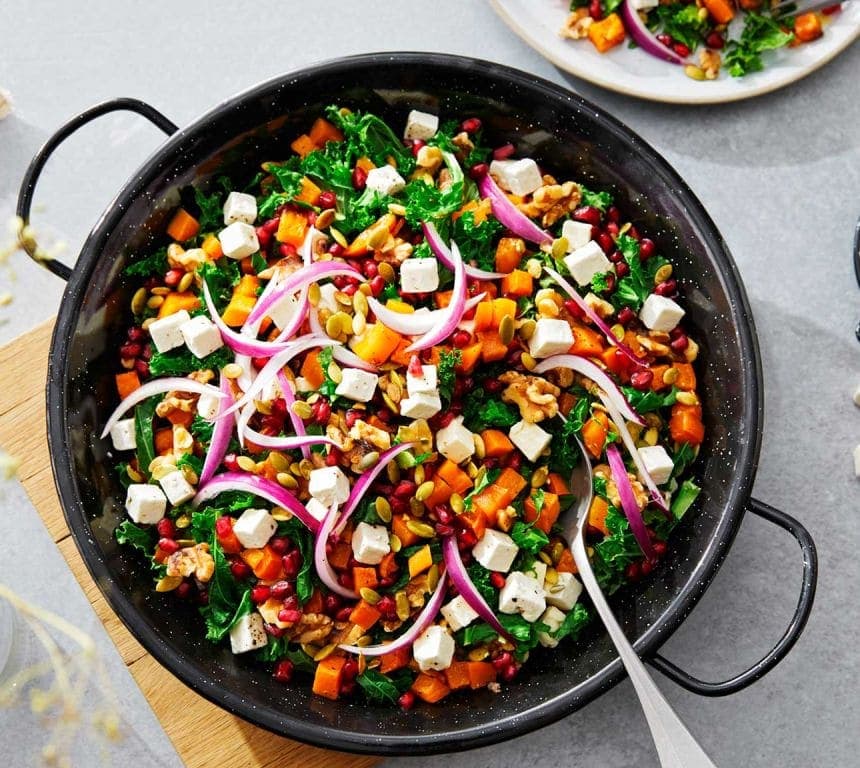 Grønnkålsalat med bakt søtpotet og salatost