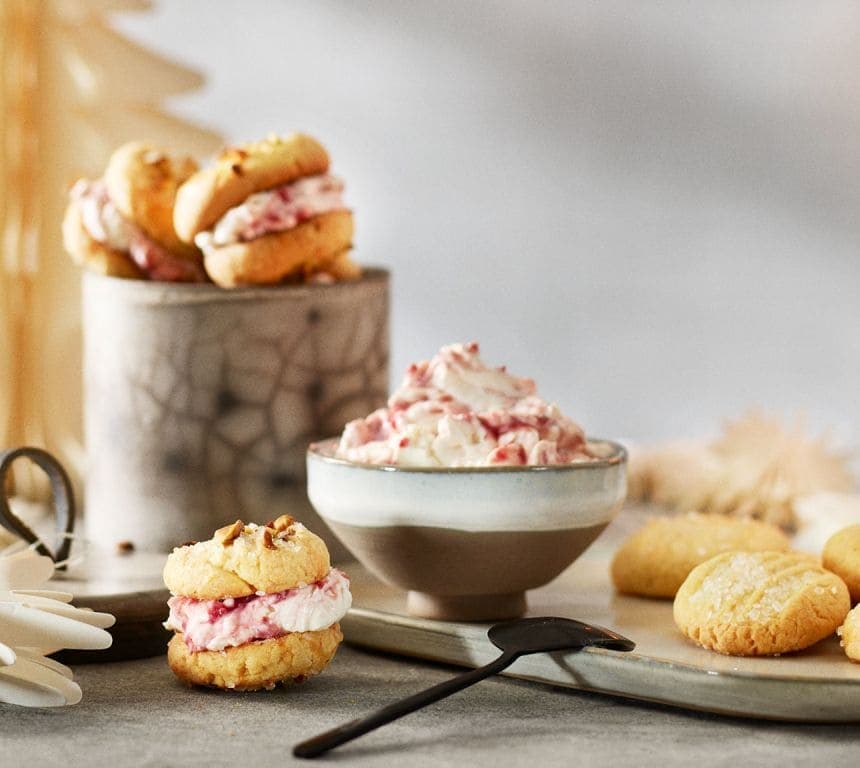 Serinakaker med kremost- og bringebærkrem