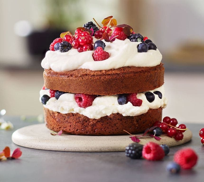 Sjokoladekake med krem og bær