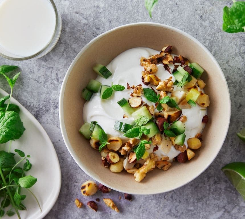 Yoghurt med agurk, nøtter og mynte