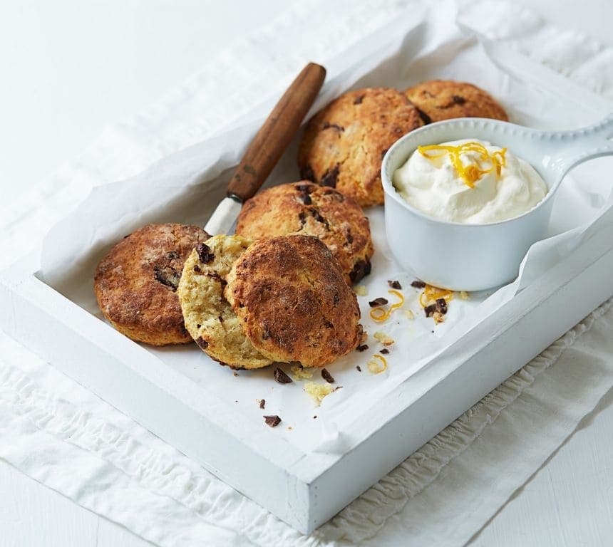 Appelsin- og sjokoladescones med pisket krem