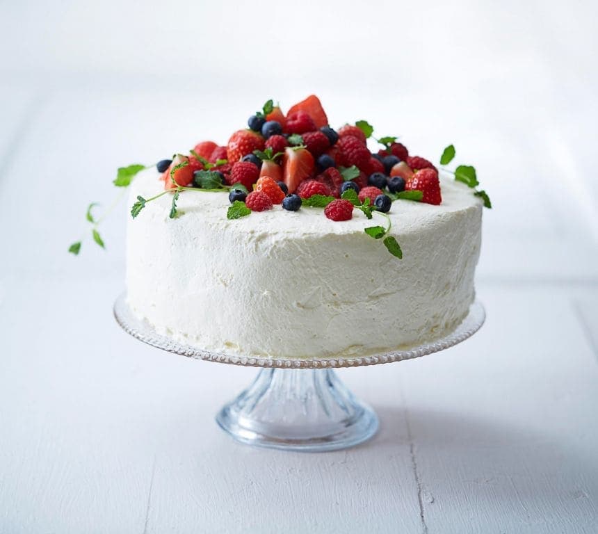Bløtkake med vaniljekrem og bær