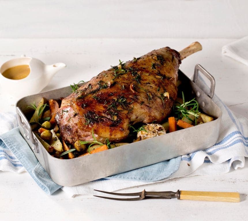 Helstekt lammelår med ovnsbakte grønnsaker