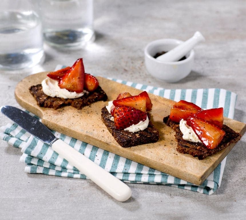 Rugbrødknask med kremost og jordbær