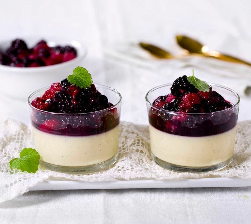 Sitron-pannacotta med ovnsbakte bær