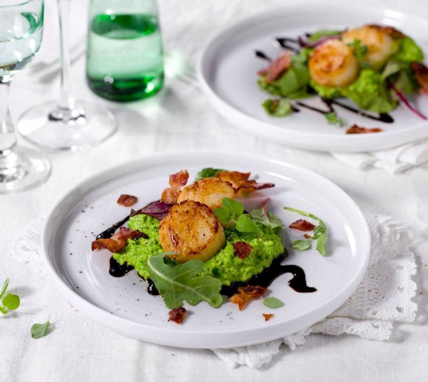 Stekte kamskjell med ertepuré