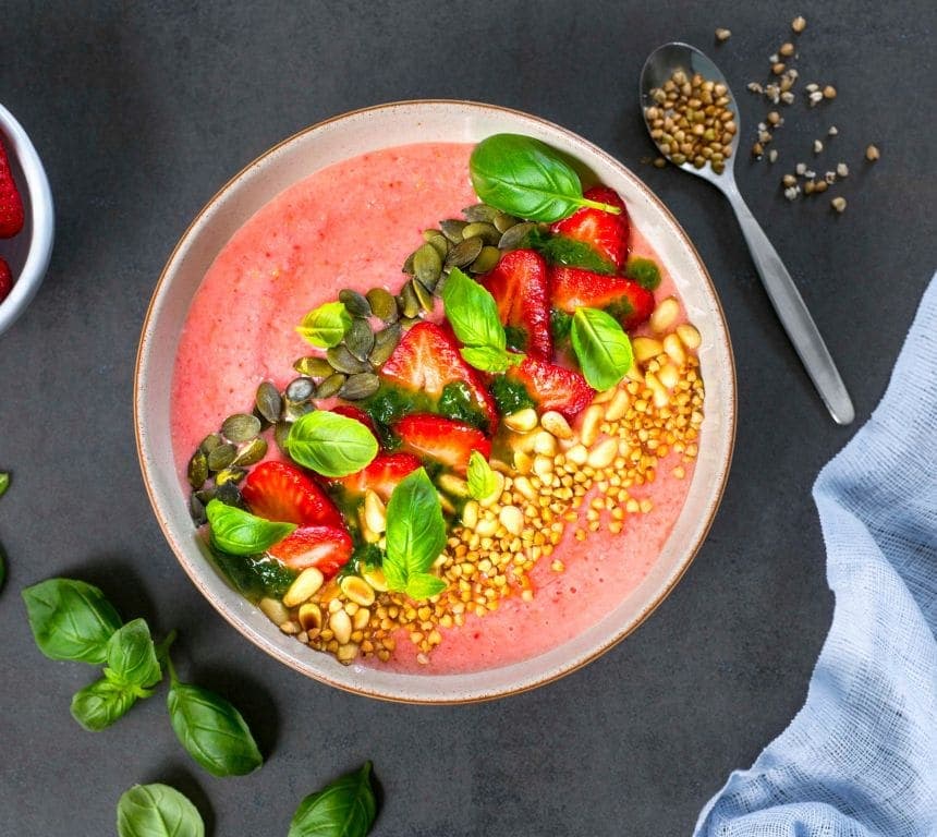 Smoothie bowl med jordbær og basilikum