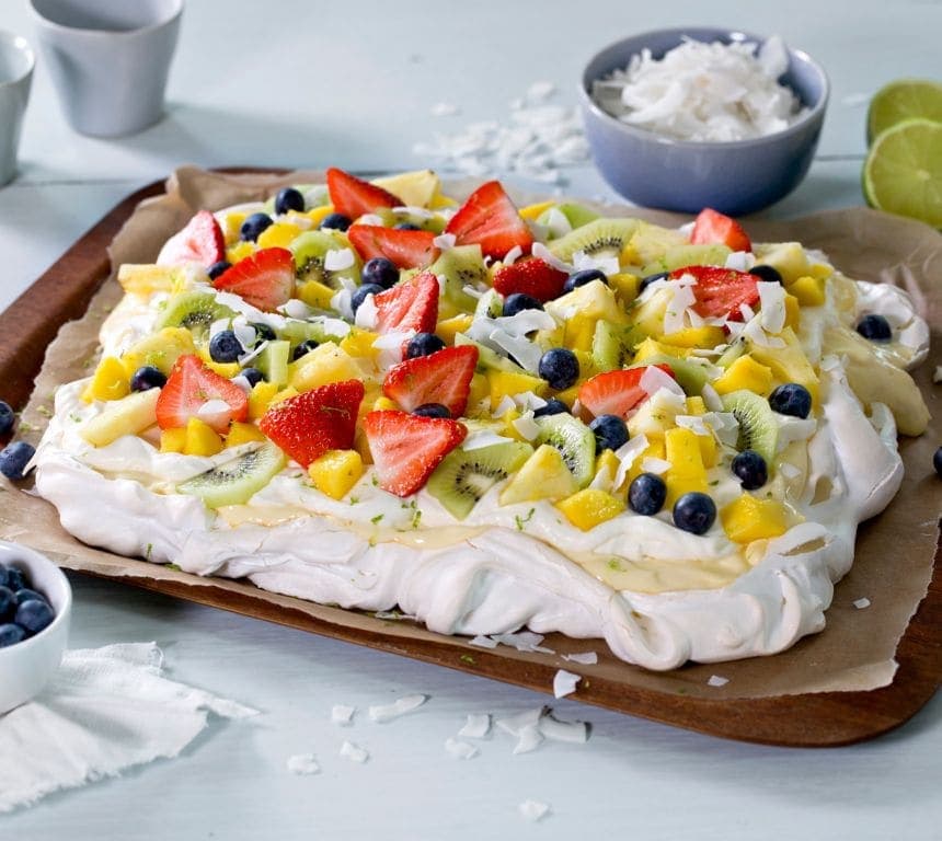 Pavlova i langpanne med frukt og bær