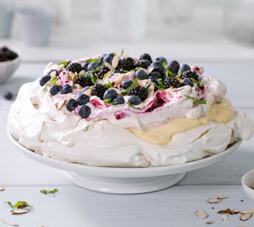 Pavlova med blåbærkrem og mandler