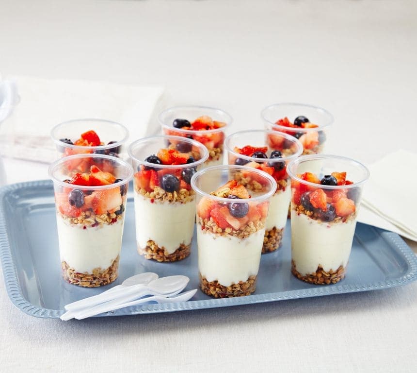 Yoghurt med friske bær og kornblanding