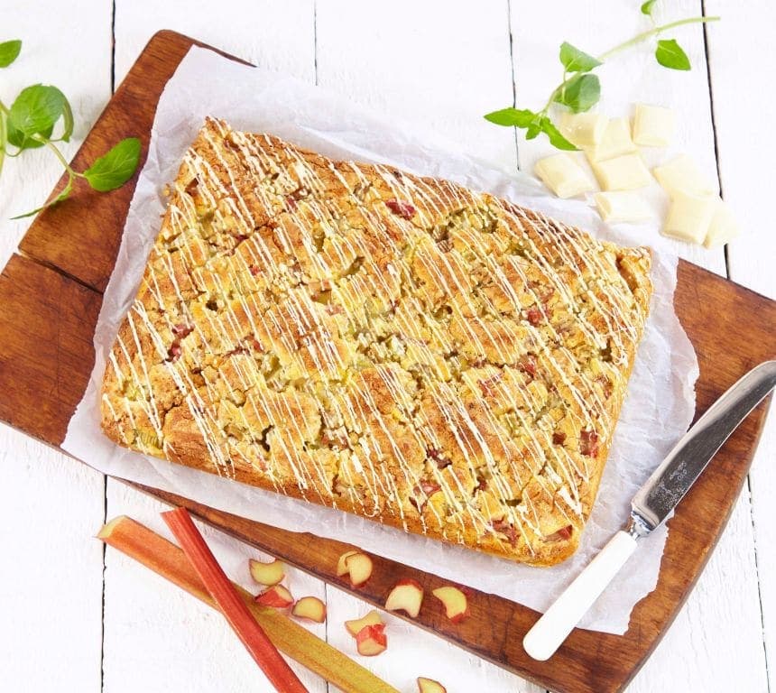 Hvit sjokolade- og rabarbrakake