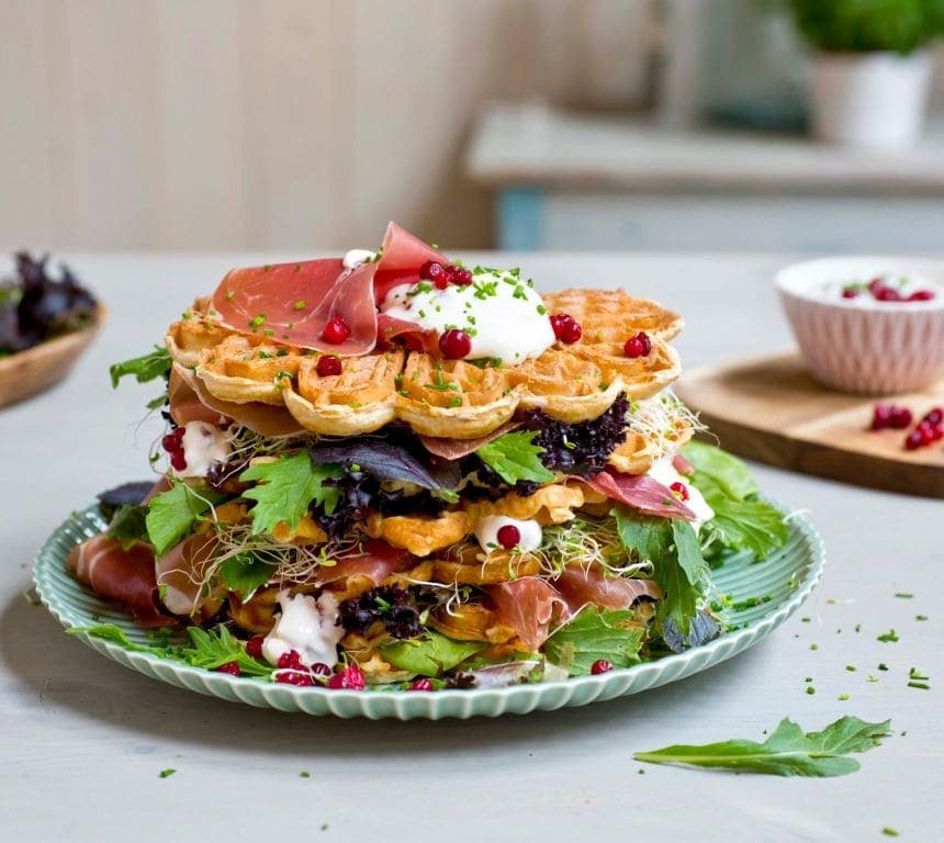 Grove vafler med spekeskinke og rømmetyttebær