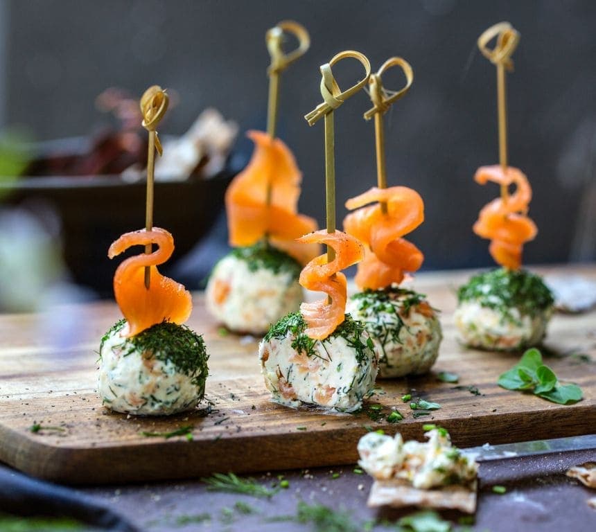 Cheese balls med røkelaks og dill